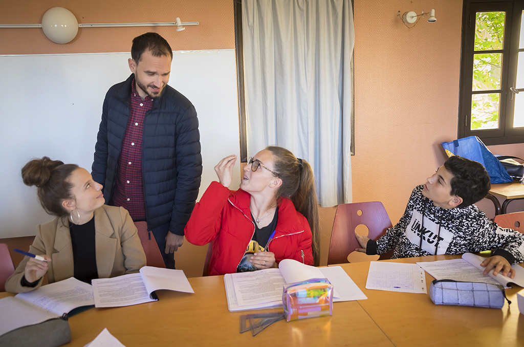 Lors du séjour “bachotage” de la CMCAS Nice, les professeurs travaillent en petit groupe avec les ados. ©Eric Raz/ CCAS